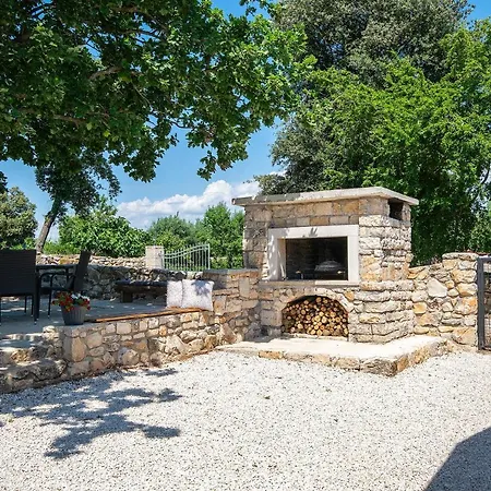 בית נופש Old Oak Holiday House רוביני